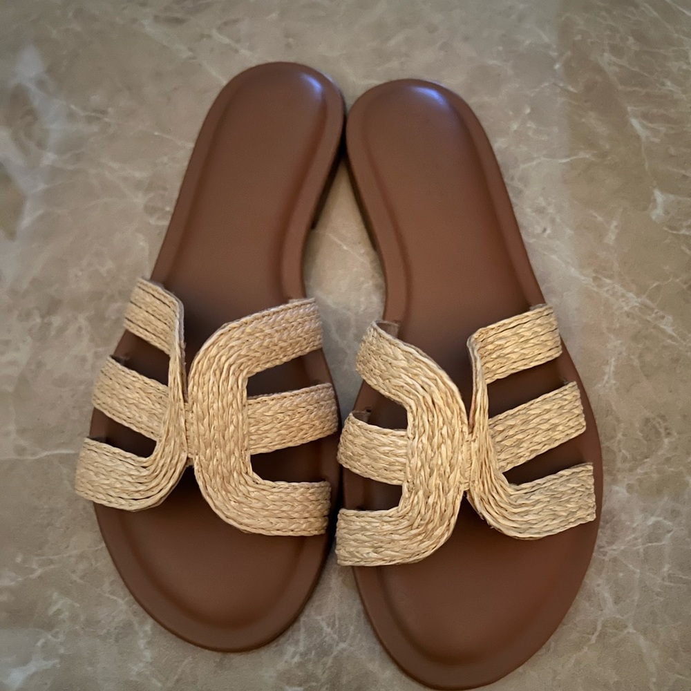 Beige straw slippers